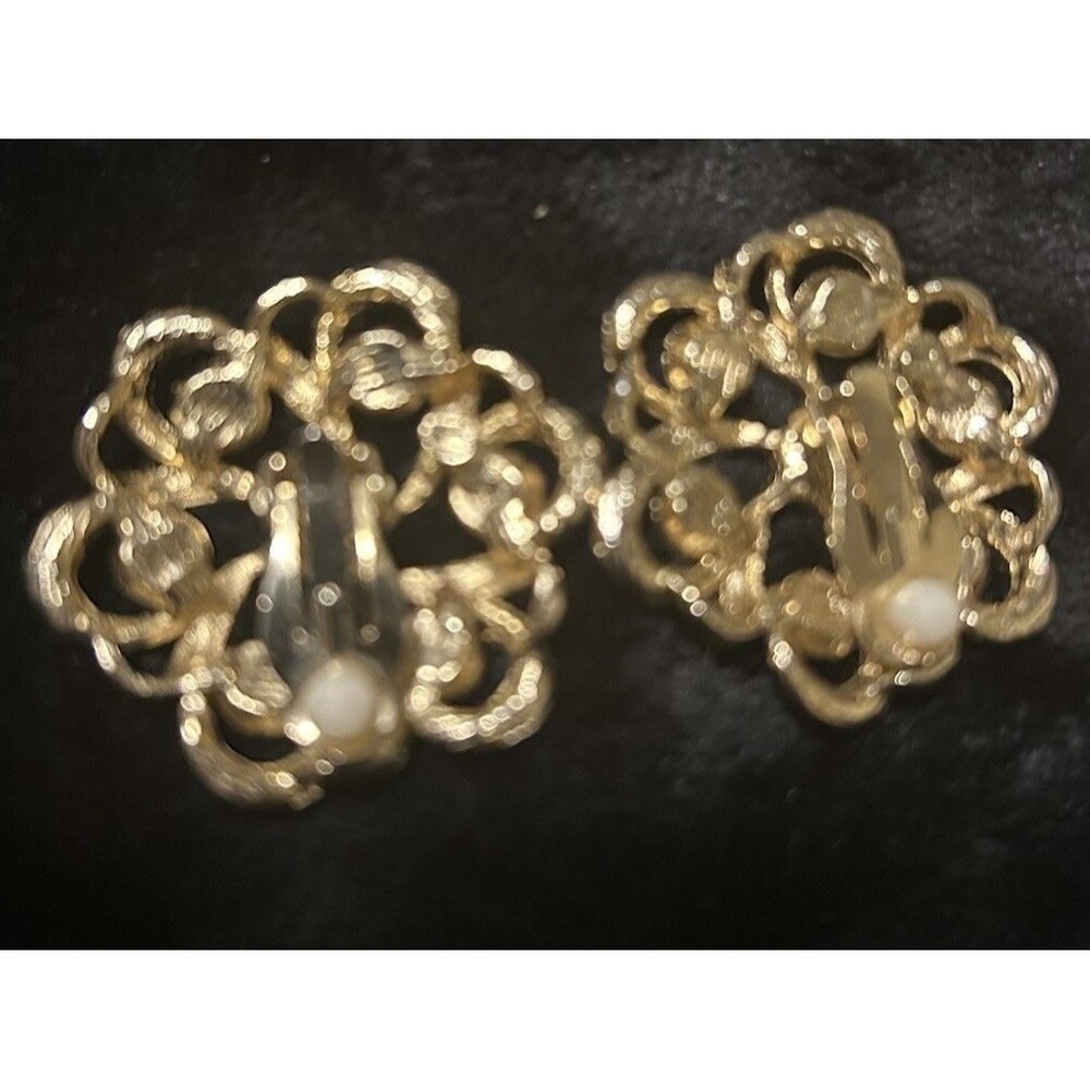 Vintage Beautiful Clip-on Earrings - Picture 2 of 5